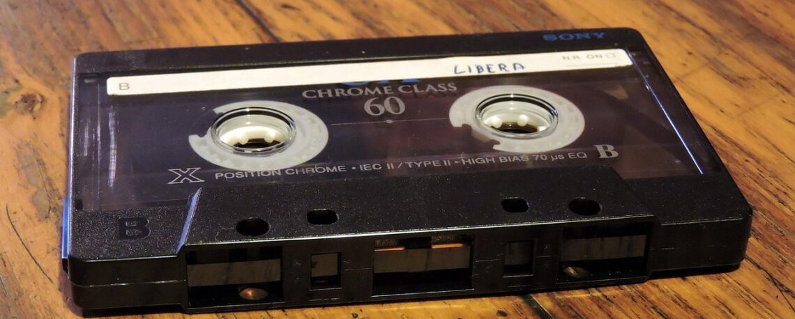 Musikkassette liegt auf dem Tisch