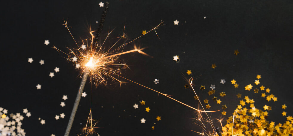 Goldener Silvester Licherglanz vor dunklem Himmel