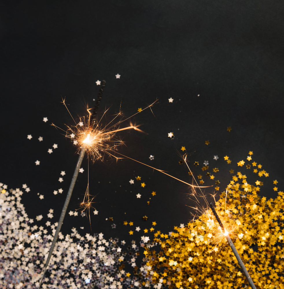 Goldener Silvester Licherglanz vor dunklem Himmel